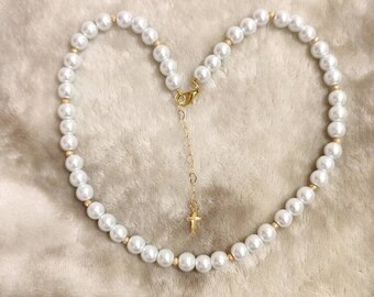 white and gold pearl necklace