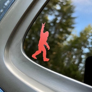Décalcomanie Rock On Sasquatch, vinyle imperméable de Bigfoot pour voitures, fenêtres, lunettes, remorques, ordinateurs portables et plus encore !