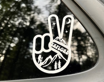 Verken in vrede - wandelaar, bergen en maan - waterdichte vinylsticker sticker vredeshand voor outdooravontuur