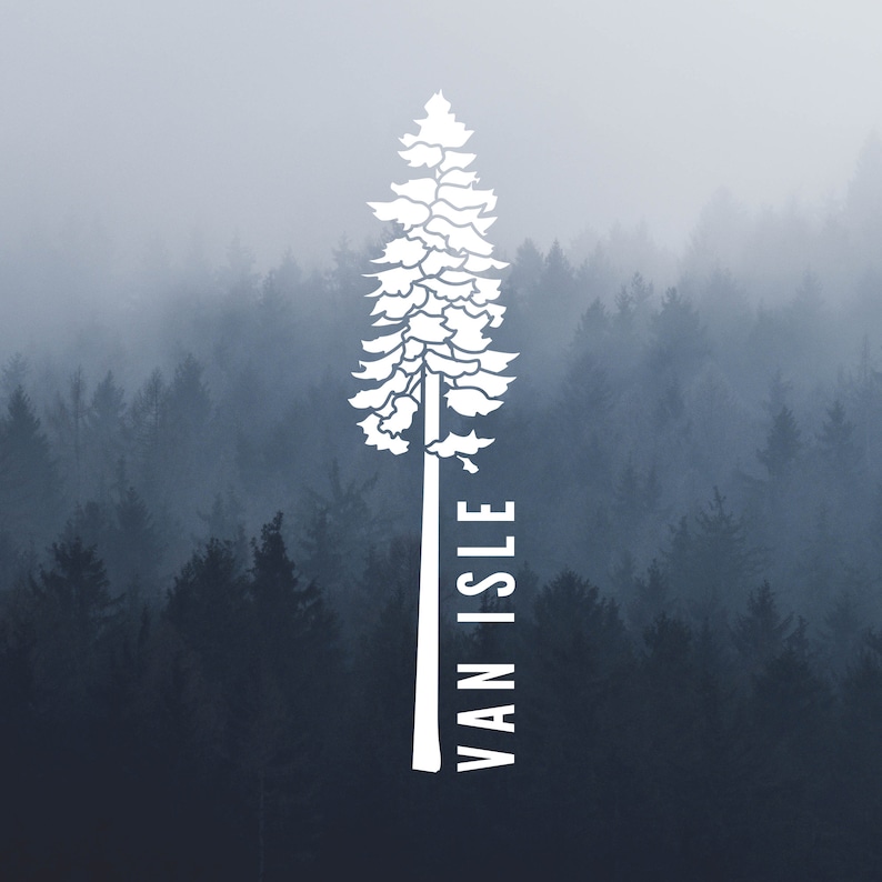 K&ouml;nnte beinhalten: Eine wei&szlig;e Silhouette eines hohen Nadelbaums mit dem Text "VAN ISLE" vertikal daneben. Der Baum steht vor dem Hintergrund eines nebligen Waldes.