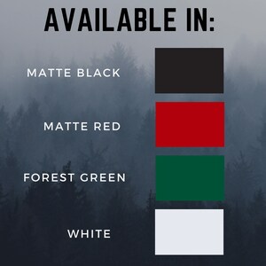 K&ouml;nnte beinhalten: Eine Grafik, die die verf&uuml;gbaren Farben f&uuml;r ein Produkt zeigt. Die Farben sind mattschwarz, mattrost, waldgr&uuml;n und wei&szlig;. Der Text "AVAILABLE IN:" befindet sich oben auf der Grafik. Der Text "OTHER COLORS POSSIBLE UPON REQUEST" befindet sich unten auf der Grafik.