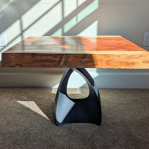 71 cm Live Edge Redwood Couchtisch/Terrassentisch mit maßgefertigten Beinen