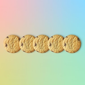 Può includere: Cinque biscotti rotondi con gocce di cioccolato disposti in fila. I biscotti sono marrone dorato con gocce di cioccolato fondente. Lo sfondo è una sfumatura di colori pastello, che passa dal giallo al blu.
