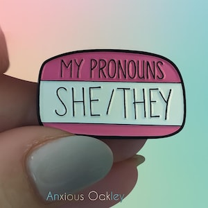 Pin de esmalte con pronombre "Ella" - Insignia del Orgullo LGBTQIA2S+