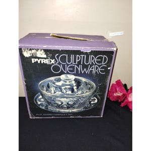Pyrex Sculptured Ovenware 2.5 Quart Covered Casserole & Tray 885 Vintage - Free Shipping!