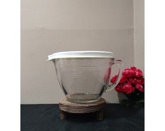 Sold at Auction: Large Pampered Chef Batter Mixing Bowl With Pour Spout