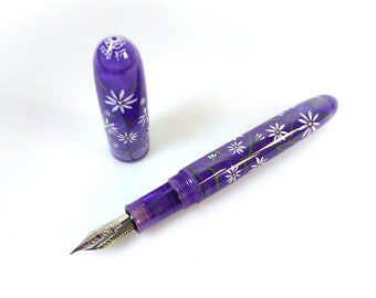 Pluma estilográfica Daisy hecha y pintada a mano.