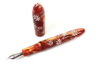 Pluma estilográfica Daisy hecha y pintada a mano.