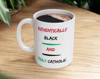 Authentisch schwarz und wahrhaft katholisch (Keramiktasse)