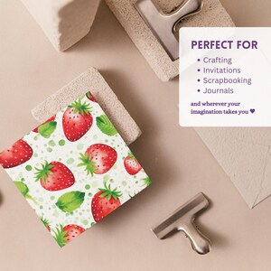 Puede incluir: Un fondo blanco con un patr&oacute;n repetido de fresas rojas y hojas verdes. Las fresas est&aacute;n dibujadas en estilo acuarela. El texto "PERFECT FOR" est&aacute; escrito en morado en la parte superior de la imagen, seguido de una lista de vi&ntilde;etas: "Crafting", "Invitations", "Scrapbooking" y "Journals". El texto "and wherever your imagination takes you" est&aacute; escrito en morado debajo de la lista de vi&ntilde;etas.