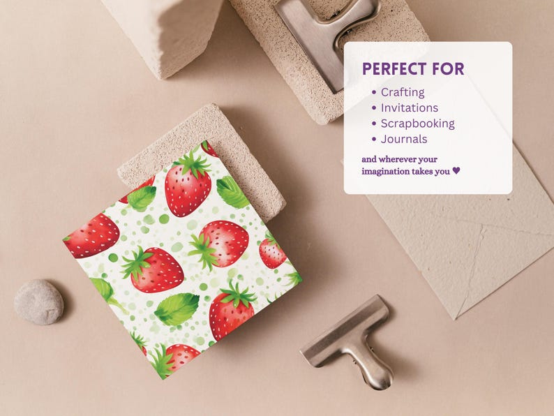 Puede incluir: Un fondo blanco con un patr&oacute;n repetido de fresas rojas y hojas verdes. Las fresas est&aacute;n dibujadas en estilo acuarela. El texto "PERFECT FOR" est&aacute; escrito en morado en la parte superior de la imagen, seguido de una lista de vi&ntilde;etas: "Crafting", "Invitations", "Scrapbooking" y "Journals". El texto "and wherever your imagination takes you" est&aacute; escrito en morado debajo de la lista de vi&ntilde;etas.