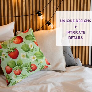 Puede incluir: Una almohada verde con fondo blanco y un patr&oacute;n de fresas rojas. La almohada est&aacute; sobre una cama blanca con una cabecera de madera. El texto "UNIQUE DESIGNS" e "INTRICATE DETAILS" es visible en la imagen.