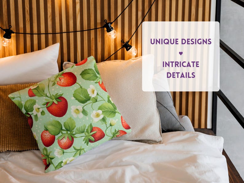 Puede incluir: Una almohada verde con fondo blanco y un patr&oacute;n de fresas rojas. La almohada est&aacute; sobre una cama blanca con una cabecera de madera. El texto "UNIQUE DESIGNS" e "INTRICATE DETAILS" es visible en la imagen.