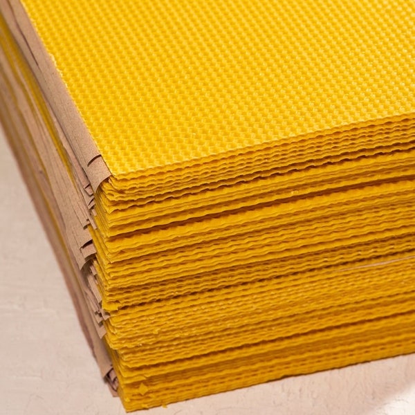 Bienenwabenwachs, gewonnen durch natürliche Methoden, 10 Blatt – kalt gegossen und geeignet für die Herstellung von Kerzensets (21 x 41)