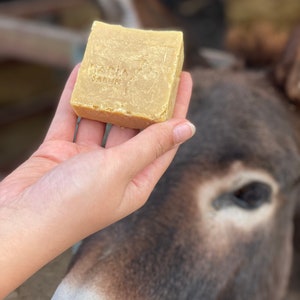 Jabón de Leche de Burra, De Granja Propia - Apto para Regalo, En Papel de Regalo