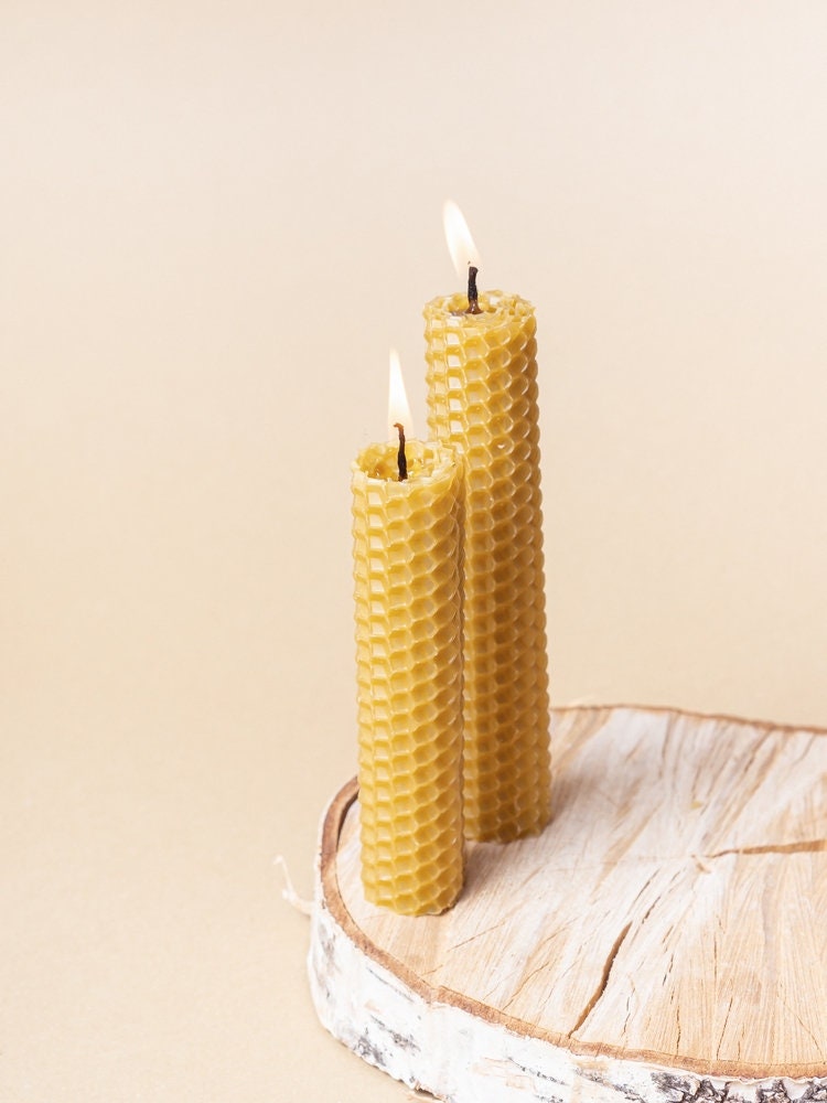 Velas de miel para rituales, elaboradas a mano en España con cera de abeja  natural de nuestras propias colmenas. (3 velas de 22x2cm) : :  Hogar y cocina