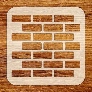 Peut inclure: Un pochoir carré aux coins arrondis représentant un motif de briques. Les sections de briques sont de couleur brun chaud, tandis que le cadre environnant est beige clair. Le pochoir est conçu pour les projets d'artisanat et de décoration.