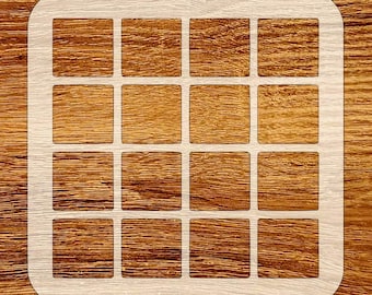 Può includere: Uno stencil quadrato di colore chiaro con angoli arrotondati e un motivo a griglia di sedici quadrati distanziati uniformemente. Lo stencil è posto su uno sfondo di venature del legno.