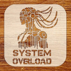 Puede incluir: Un posavasos de madera con un diseño cortado con láser de una figura estilizada con cabello suelto y detalles geométricos. El texto "SYSTEM OVERLOAD" está debajo. El posavasos tiene esquinas redondeadas.