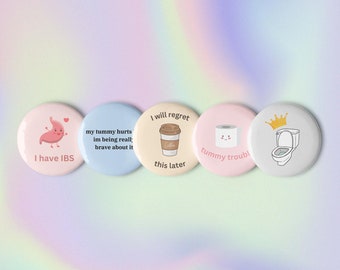 Può includere: Cinque bottoni rotondi con frasi divertenti sui problemi di stomaco. I bottoni sono rosa, blu, beige, rosa e grigio. Le frasi sono "Ho la IBS", "Mi fa male la pancia, sto essendo davvero coraggioso a riguardo", "Me ne pentirò più tardi", "Problemi di stomaco" e "Royal Flush".