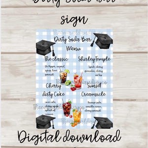 Op de afbeelding: Een digitale downloadbord voor een Dirty Soda Bar-menu. Het bord heeft een blauw-witte geruite achtergrond met illustraties van frisdranken en afstudeerpetten. Het menu bevat The Classic, Shirley Temple, Cherry Dirty Coke en Creamsicle.
