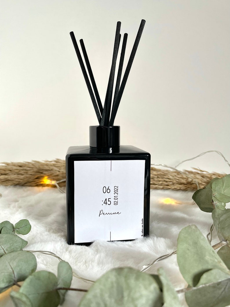 May include: Black diffuser bottle with black reeds and a white label with the text "06:45 02.01.2022 Perrine".