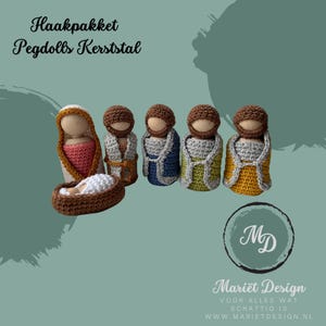 Op de afbeelding: Een haak-kerststalset met pegdolle, waaronder Maria, Jozef, baby Jezus en drie wijzen. De poppen zijn gekleed in kleurrijke gewaden en hebben bruin haar. De set is perfect voor een kerstdecoratie.