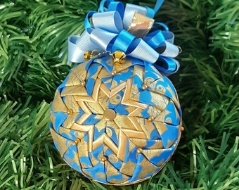 Groot gewatteerd blauw en goud kerstboomornament