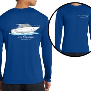 Puede incluir: Camiseta de manga larga azul real con un gr&aacute;fico de un barco blanco en la espalda. El barco est&aacute; representado con agua salpicando a su alrededor. El texto "Cool Runnings SAN DIEGO, CA" est&aacute; debajo. El mismo texto est&aacute; en el frente.