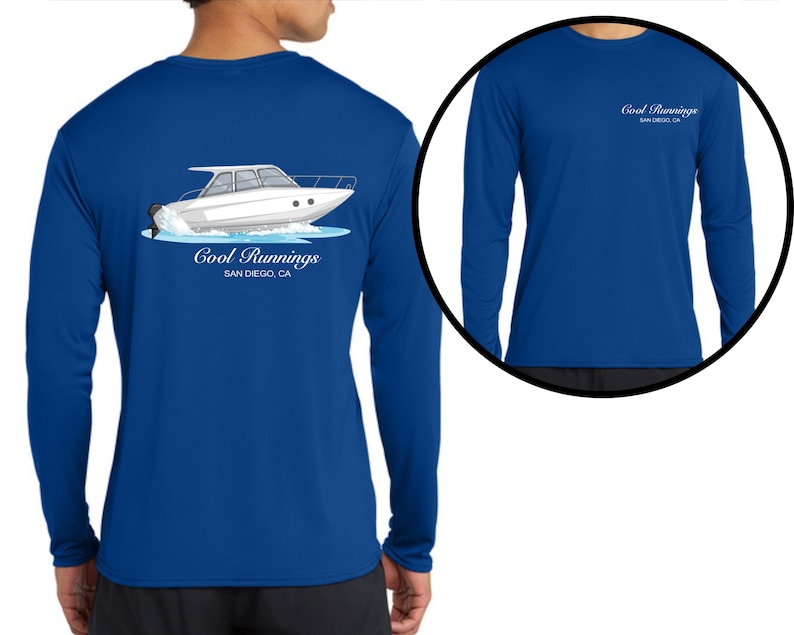 Puede incluir: Camiseta de manga larga azul real con un gr&aacute;fico de un barco blanco en la espalda. El barco est&aacute; representado con agua salpicando a su alrededor. El texto "Cool Runnings SAN DIEGO, CA" est&aacute; debajo. El mismo texto est&aacute; en el frente.