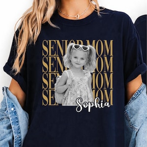 Custom Photo Senior Mom Shirt 2026, Personalized Class Of 2027 T-Shirt, Proud Senior Dad Gift, Senior Mom Graduation Shirts immagine 2