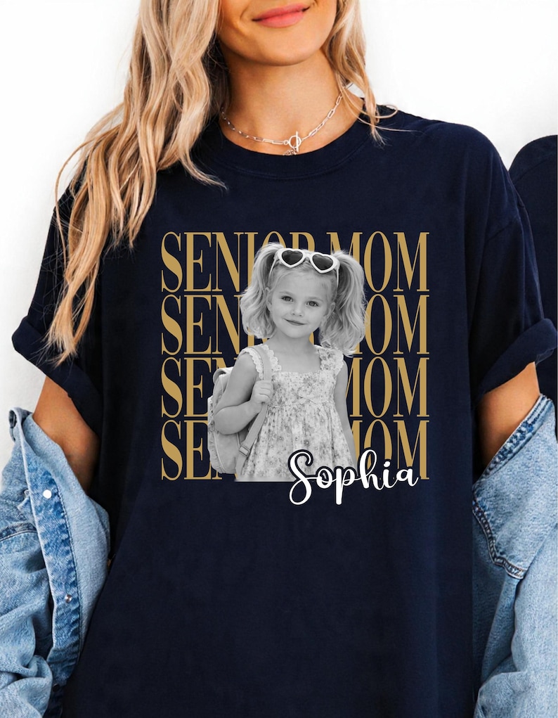 Custom Photo Senior Mom Shirt 2026, Personalized Class Of 2027 T-Shirt, Proud Senior Dad Gift, Senior Mom Graduation Shirts immagine 2