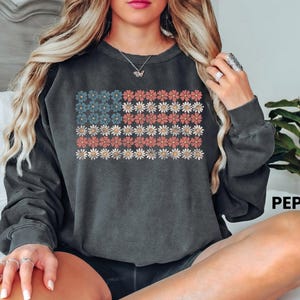 Retro American Flag Sweatshirt, 4th of July Shirts,Women Fourth of July Shirt,USA Graphic Tee,Patriotic Shirt, Independence Day Gift,USA Tee