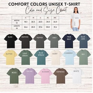 Pu&ograve; includere: Una tabella dei colori e delle taglie per t-shirt unisex Comfort Colors con una griglia che riporta le misure di larghezza e lunghezza in pollici per le taglie dalla S alla 2XL. La tabella mostra 17 opzioni di colore per le t-shirt, tra cui nero, grafite, pepe, grigio, blu navy, blu jeans, burro, verde chiaro, abete blu, avorio, chambray, alloro, muschio, orchidea, fiore, espresso e bianco.