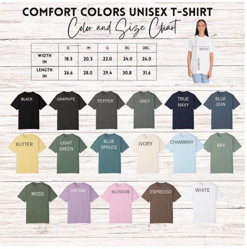 Pu&ograve; includere: Una tabella dei colori e delle taglie per t-shirt unisex Comfort Colors con una griglia che riporta le misure di larghezza e lunghezza in pollici per le taglie dalla S alla 2XL. La tabella mostra 17 opzioni di colore per le t-shirt, tra cui nero, grafite, pepe, grigio, blu navy, blu jeans, burro, verde chiaro, abete blu, avorio, chambray, alloro, muschio, orchidea, fiore, espresso e bianco.