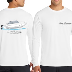 Puede incluir: Camiseta blanca de manga larga con un gr&aacute;fico de un barco en la espalda y el texto "Cool Runnings San Diego, CA." La parte delantera de la camiseta tiene el mismo texto en una fuente m&aacute;s peque&ntilde;a. El gr&aacute;fico del barco es blanco con agua azul.