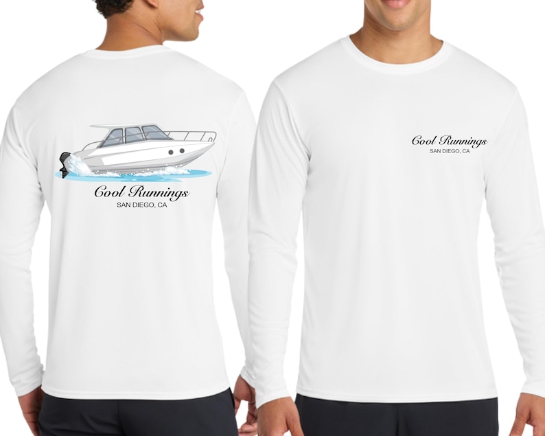 Puede incluir: Camiseta blanca de manga larga con un gr&aacute;fico de un barco en la espalda y el texto "Cool Runnings San Diego, CA." La parte delantera de la camiseta tiene el mismo texto en una fuente m&aacute;s peque&ntilde;a. El gr&aacute;fico del barco es blanco con agua azul.