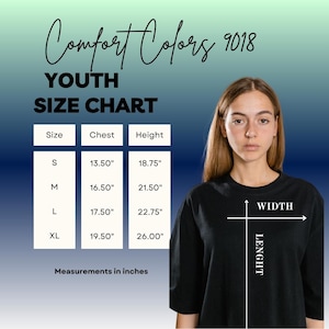 Pu&ograve; includere: Una tabella delle taglie per giovani Comfort Colors 9018 che mostra le misure del torace e dell'altezza in pollici per le taglie S, M, L e XL. La tabella include un diagramma di una maglietta nera con linee bianche che indicano le misure di larghezza e lunghezza.