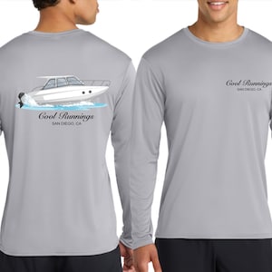 Puede incluir: Una camiseta de manga larga gris claro con un gr&aacute;fico de barco blanco en la espalda y el texto "Cool Runnings SAN DIEGO, CA". La parte delantera de la camiseta tiene el texto "Cool Runnings SAN DIEGO, CA" en negro.