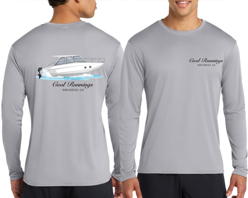 Puede incluir: Una camiseta de manga larga gris claro con un gr&aacute;fico de barco blanco en la espalda y el texto "Cool Runnings SAN DIEGO, CA". La parte delantera de la camiseta tiene el texto "Cool Runnings SAN DIEGO, CA" en negro.