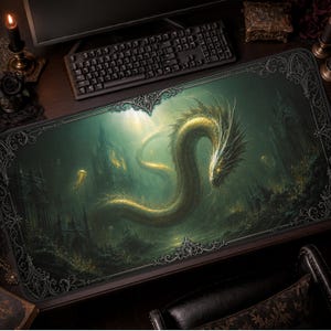 Könnte beinhalten: Eine rechteckige Schreibtischunterlage mit einem großen, goldenen, schlangenförmigen Drachen, der sich durch eine dunkle, neblige Unterwasserlandschaft mit gotischen Ruinen und leuchtenden Quallen schlängelt, umrahmt von einer dunklen Filigranbordüre.