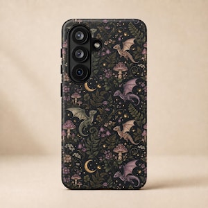 Puede incluir: Una funda de smartphone negra con un patrón repetitivo de pequeños dragones alados, setas, helechos, flores moradas y lunas crecientes doradas. El diseño incluye diminutos puntos de luz brillantes sobre el fondo botánico oscuro.
