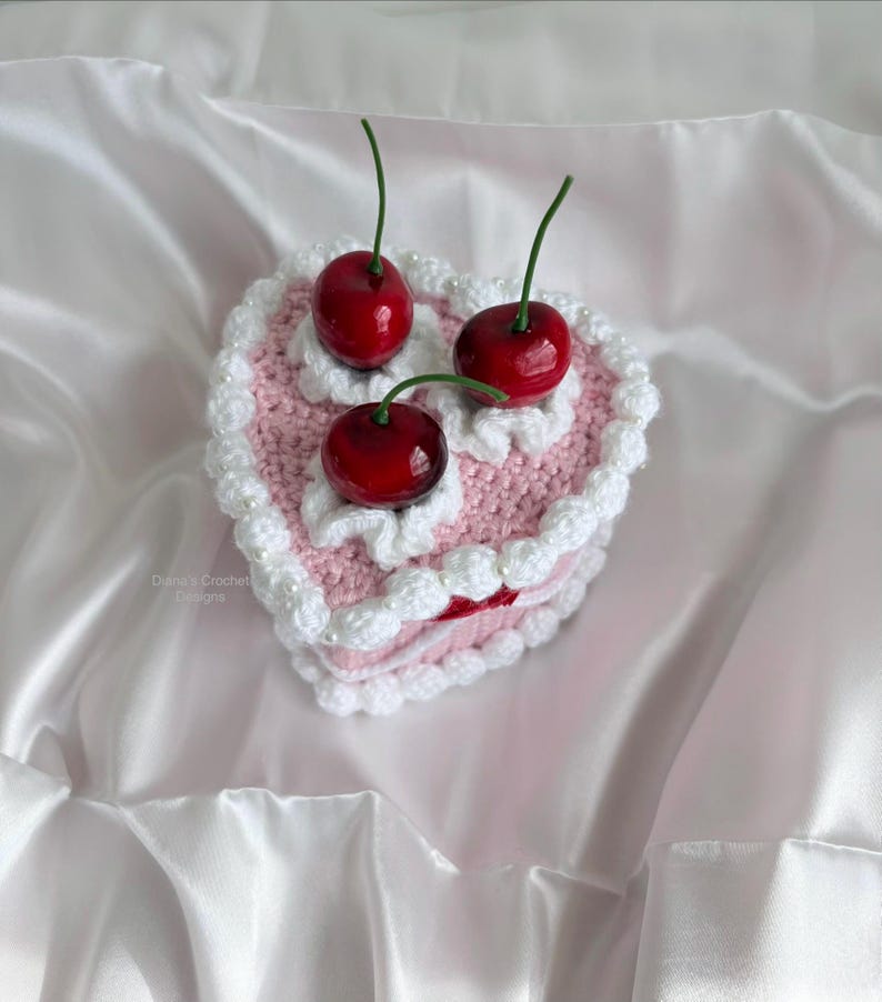 Crochet Cake Box | Crochet Fake Cake Heart Jewelry Box | Vintage Retro Heart Cake Box | Valentine’s Day Gifts for Her Bild 2