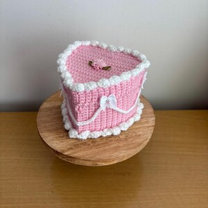 Crochet Cake Box | Crochet Fake Cake Heart Jewelry Box | Vintage Retro Heart Cake Box | Valentine’s Day Gifts for Her Bild 4