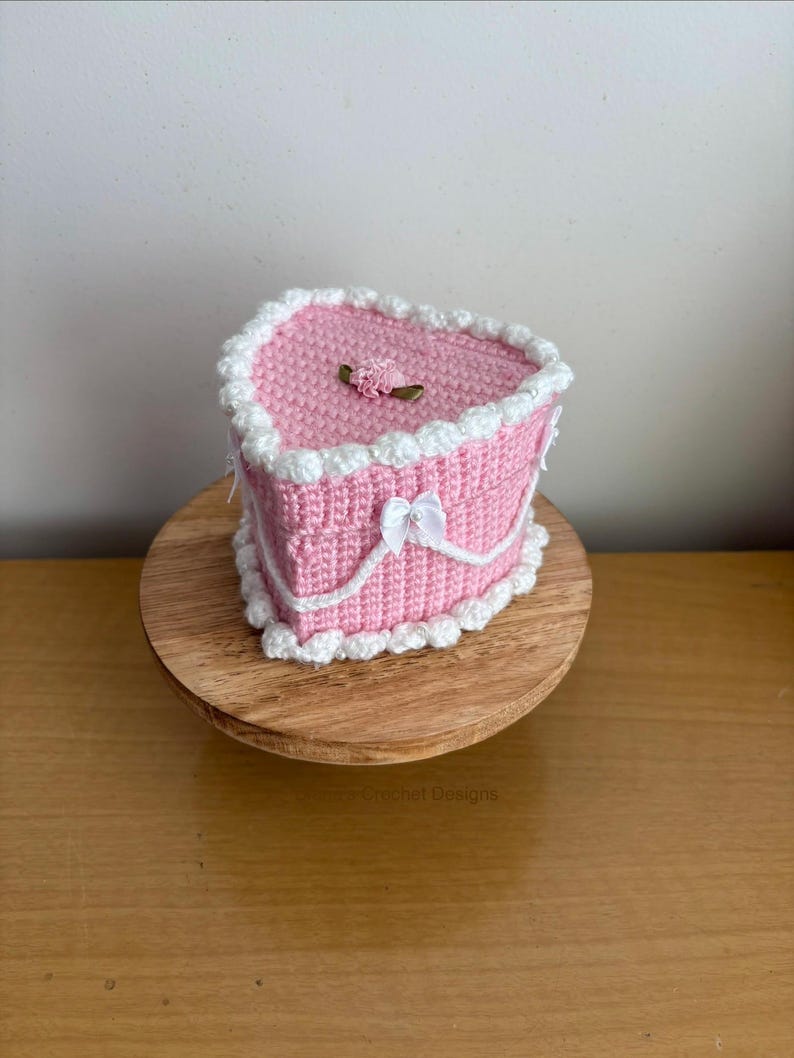 Crochet Cake Box | Crochet Fake Cake Heart Jewelry Box | Vintage Retro Heart Cake Box | Valentine’s Day Gifts for Her Bild 4