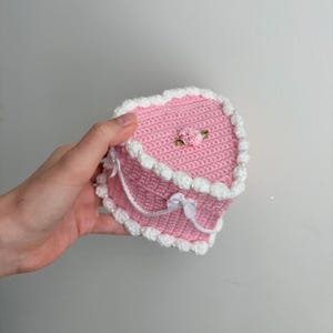 Crochet Cake Box | Crochet Fake Cake Heart Jewelry Box | Vintage Retro Heart Cake Box | Valentine’s Day Gifts for Her Bild 5