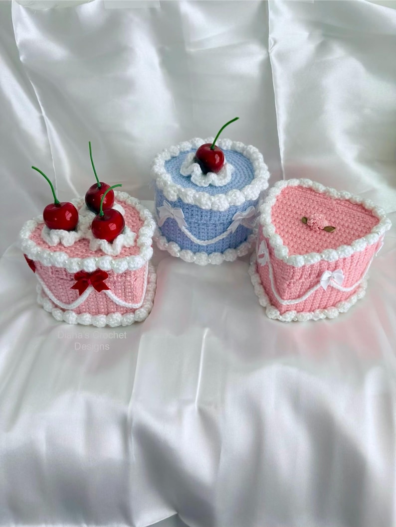Crochet Cake Box | Crochet Fake Cake Heart Jewelry Box | Vintage Retro Heart Cake Box | Valentine’s Day Gifts for Her Bild 1