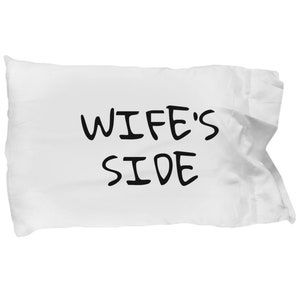Wife&#39;s Side Of The Bed Kissenbezug (eines von einem Set) Date Nacht Ideen Paare Kissenbezüge Paar Kissenbezüge His And Hers Hochzeit Geschenkideen