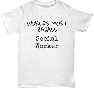 Puede incluir: Camiseta blanca con texto negro que dice "World's Most Badass Social Worker".