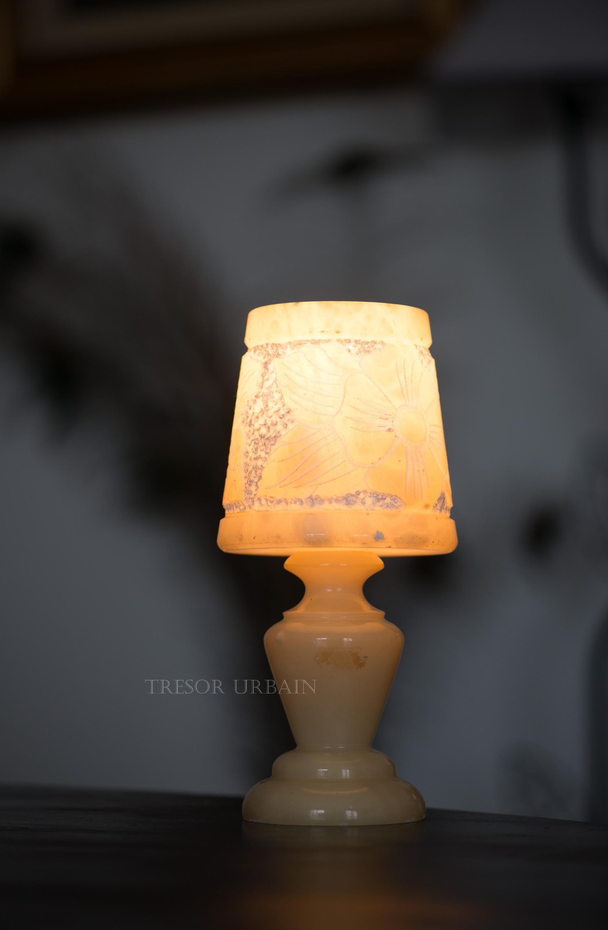 Lampe De Table Vintage – Piètement Albâtre Et Abat-jour Classique, Dans Son Jus